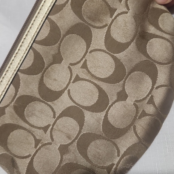 Coach Poppy Y2k Vintage C Logo Studded Wristet Classic Gold Pink And Blue Design - Picture 7 of 7